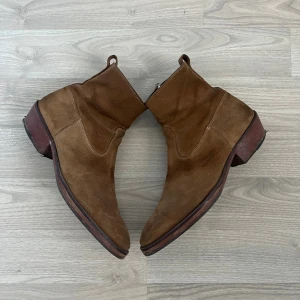J.Lindeberg Wyatt Boots - Bra skick, lite slitage på hälen men inget tydligt, bara från vanligt användande. Sjukt snygga och funkar nästan året runt.