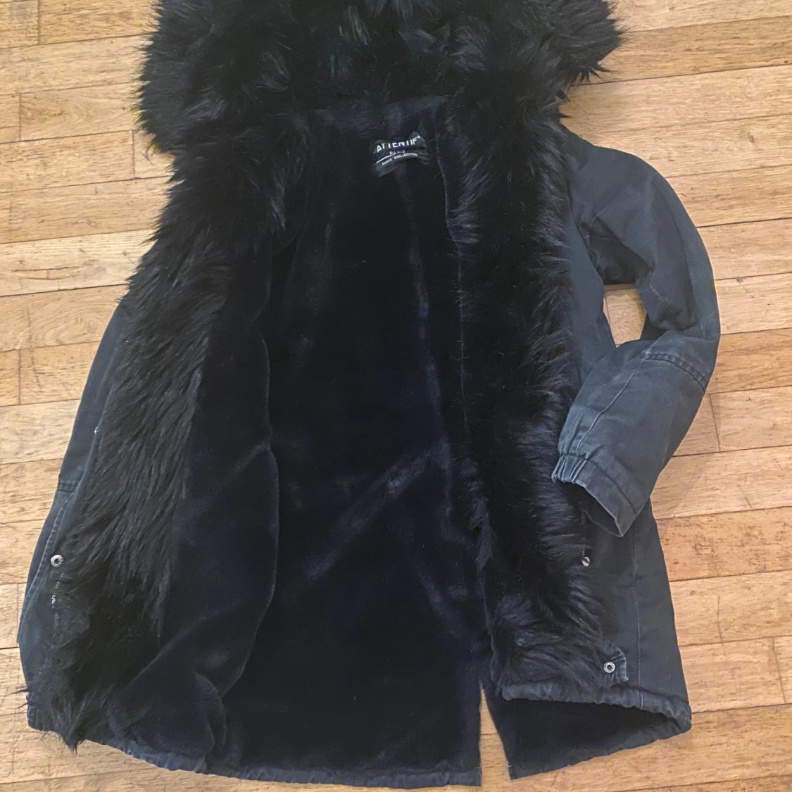 Svart parkasjacka med fuskpäls - 1