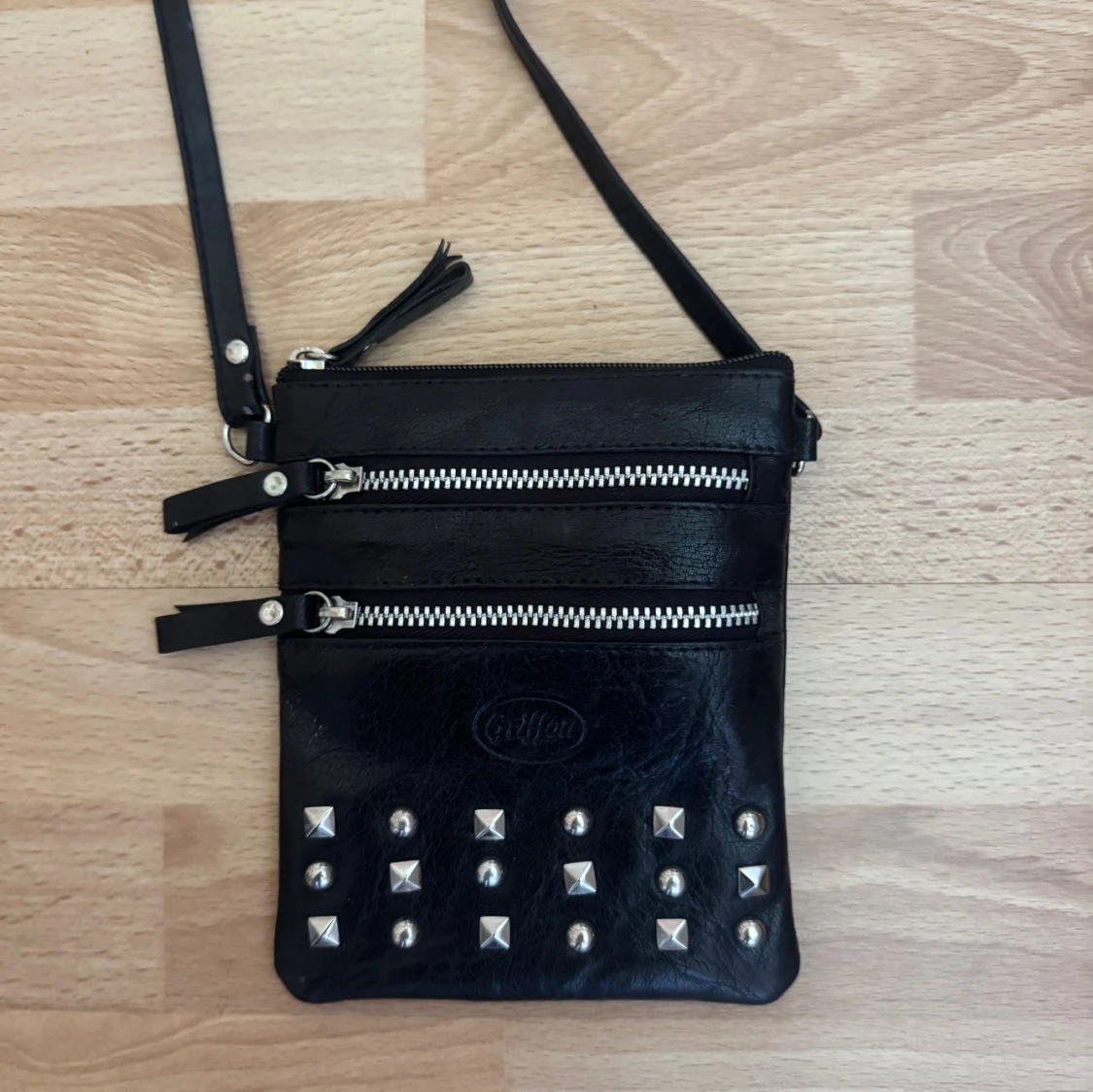 Ny. Svart axelväska i skinn med nitar - 1