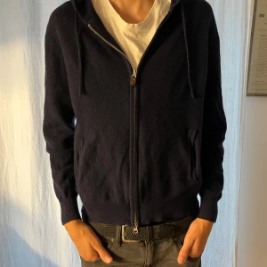 Mörkblå cashmere hoodie - Tja! Vi säljer denna snygga cashmere hoodie från märket sayless. Den är i gott skick med inga defekter. Tröjan är liten på modellen men jag skulle säga att den passar någon från 175-180cm                                                Nypris: 1000kr                                           Vårt pris: 249kr                                                              Modell: 187cm
