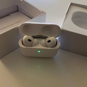Airpods pro 2 - Airpods pro 2 anc, 10/10 skick använt några gånger har ba ingen användning av dem drf säljer. Apple care Garanti frams till september 2027😁Frågor o sånt kp, mer bilder kp🤩