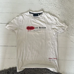 Suply demand T-shirt  - Suply demand T-shirt vit med tryck på bröst och den är använd ett fåtal gånger kan sänka rejält och lägga ut den för halva pris pris kan diskuteras 