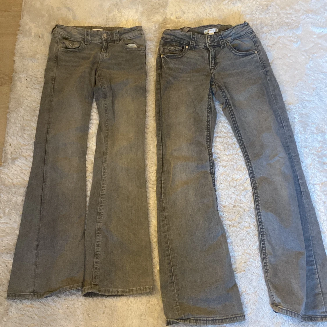 Grå bootcut jeans med detaljer. Båda jeansen för 500kr.