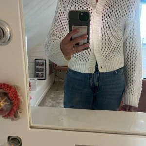 Vit stickad kofta från H&M - Jättefin kofta från HM!