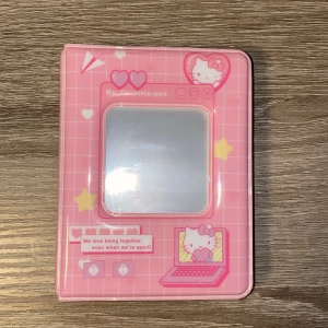 My Favorite.psd (Hello Kitty Photo Album) - Supergulligt Hello Kitty-fotoalbum i rosa med spegel på framsidan! Perfekt för att samla och visa upp dina bästa minnen, idolbilder eller polaroids. Söt design med hjärtan, stjärnor och dator-tema – en riktig must-have för dig som älskar kawaii och vill ha något unikt i väskan.