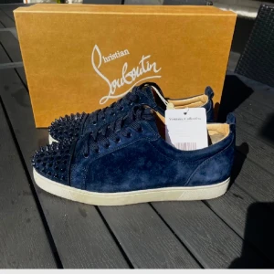 Christian Louboutin  - Tjena! Säljer nu dessa sjukt feta och eftertraktade skorna från märket Christian Louboutin. Box och kort ingår! Skorna är i en navy färg🔵 storleken är 43 men passar även 42/44! Kontakta mig vid minsta fundering😃