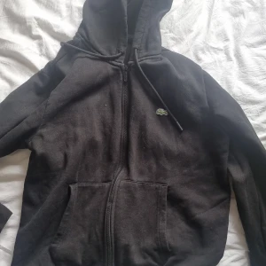 Lacoste zip hoodie - Lacoste zip hoodie i storlek L men den sitter mer som storlek M, riktigt skön att ha på sig. nypris 1400kr mitt pris 750kr