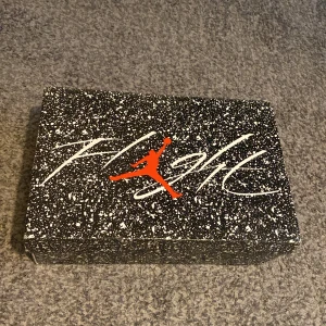  Jordan 4  - Ett par Jordan 4 som jag använt få gånger så de är i bra skick. De är perfekta för vintern och passar till de flesta av dina outfits. Kolla in shoppen för snygga kläder!