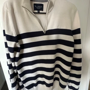 Randig half zip-tröja från Bondelid - Stickad half zip- tröja oanvänd. Inga defekter eller skador. Storlek S. Pris 450