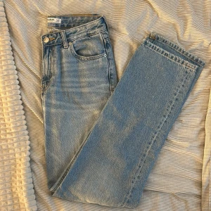 Pull&bear jeans  - Pull&bear jeans, mid waist och rak modell i ben
