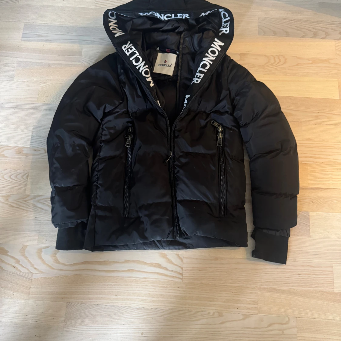 Svart Moncler pufferjacka med huva