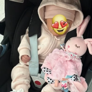 Baby kläder  - Nyfödd barn kläder 1 till 2 månader använder bara en gång ser tu som ny 