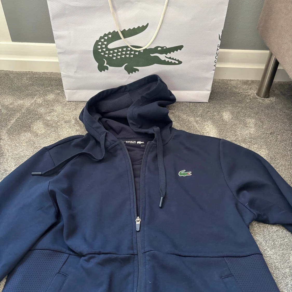 Marinblå hoodie från Lacoste Sport