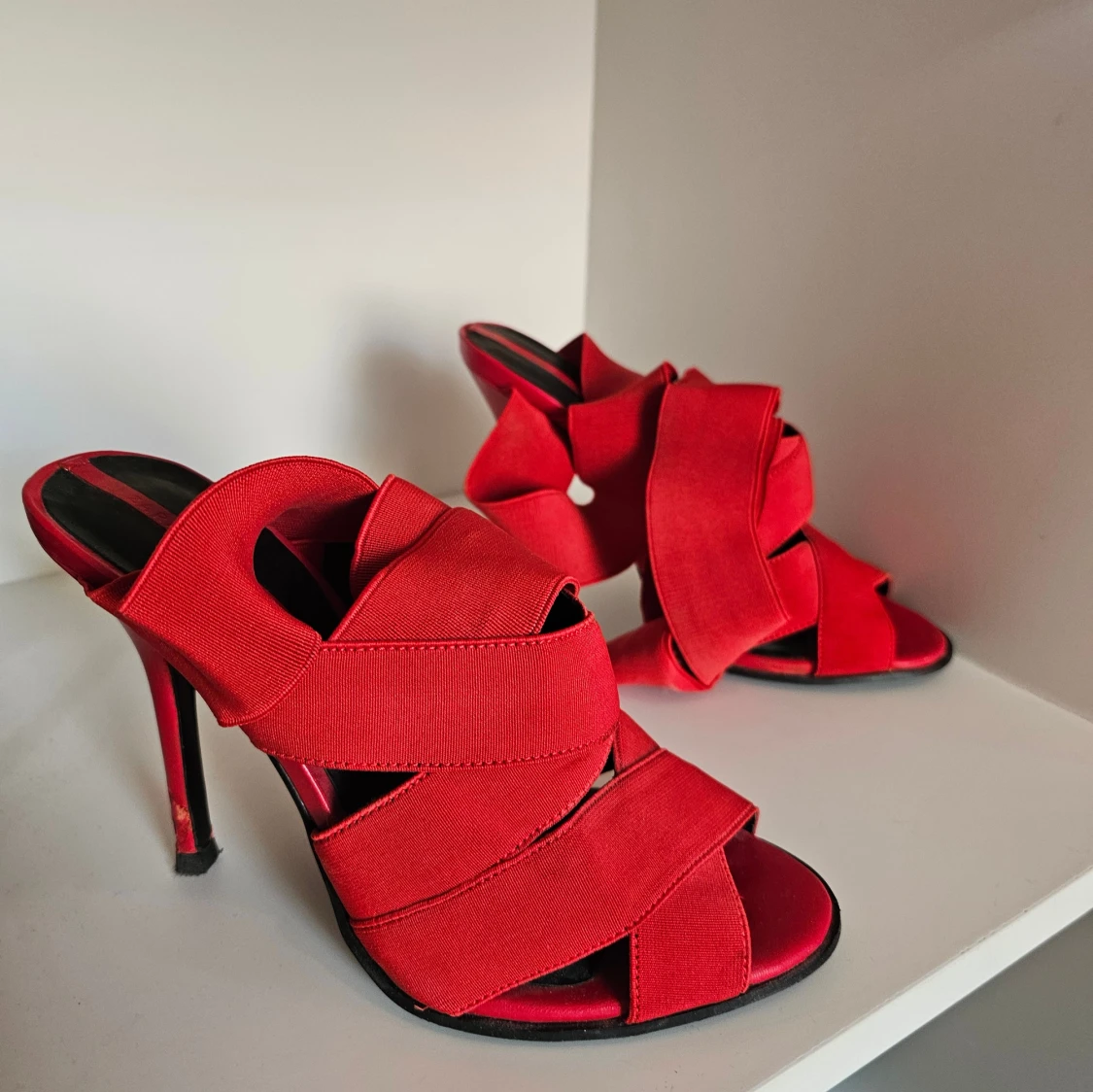 Röda klackade sandaler med omlottband