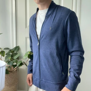 Ralph Lauren full zip mörkblå M - Ralph Lauren full zip mörkblå M! Sjukt nice kvalité och matieral. Lite mjukare och skönare,  inga defekter, som ny! Modellen är 180,75 kg. 🫶