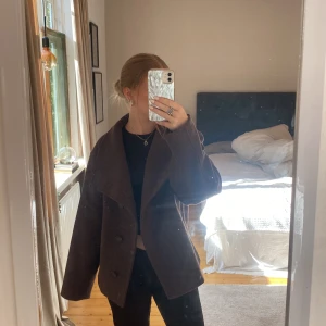 Brun kappa från 157, storlek XS - Säljer en brun kappa från 157 i storlek XS. Jackan har en oversized passform, bred krage och stora knappar framtill. Materialet är ulligt och ger en mjuk känsla. Perfekt för dig som gillar stilrena och chill vibes. Den är knappt använd. Fråga om du vill ha fler bilder! 