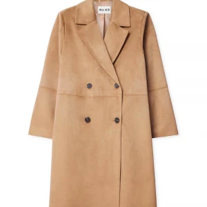 Beige mocka kappa från NA-KD - Säljer en snygg beige kappa från NA-KD i fusk mocka. Kappan är lång, har breda slag, dubbelknäppning med svarta knappar och en loose passform. En oversized kappa. Nypris 1 299