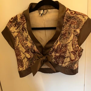 Bolero  - Fin bolero som jag säljer då den är för liten. Jättefin till hösten med den bruna färgen! 