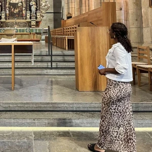 Leopardmönstrad långkjol i satin - Snygg långkjol med leopardmönster i beige och bruna toner. Kjolen har en mjuk, glansig satinfinish som ger ett lyxigt intryck och faller snyggt längs benen. Perfekt för dig som vill sticka ut med ett trendigt djurmönster. Användes endast denna dagen