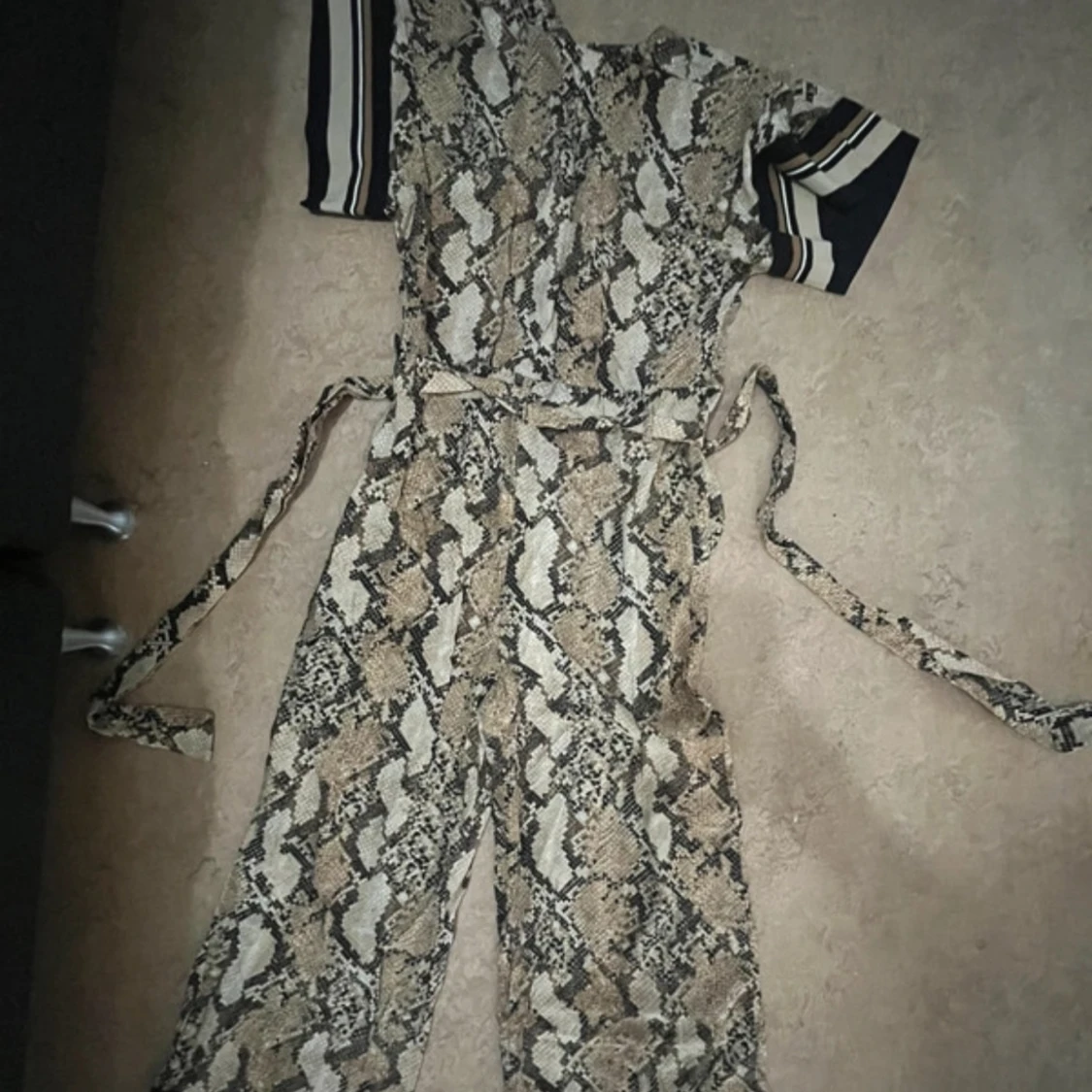 Ormmönstrad byxdress med knytband - 1