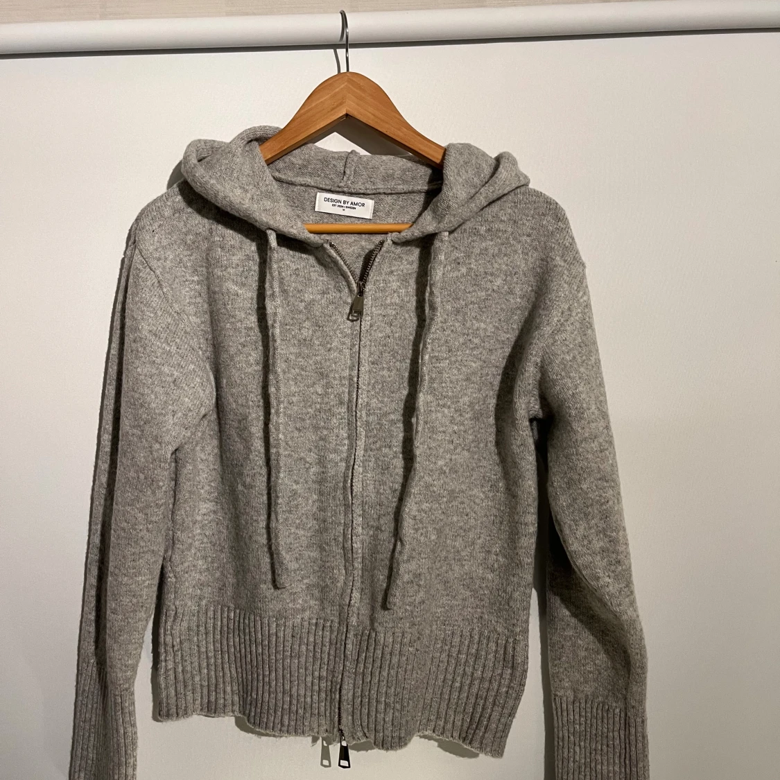 Grå stickad hoodie från Design by Amor - 1