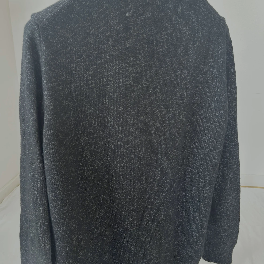 Mörkgrå stickad tröja från Lyle & Scott - 2