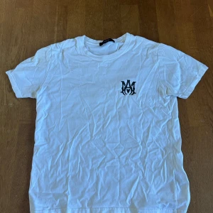Vit Amiri T-Shirt - Snygg vit Amiri t-shirt. Inga fläckar eller missfärgningar. Storlek S 