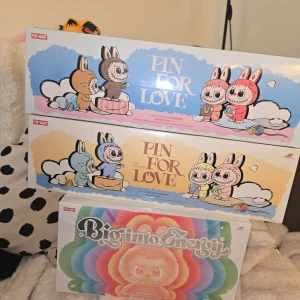 Labubu - Säljer äkta söta labubu. fick från pop mart Thailand.  Jag har 2 collection. Big into energy finns 12st kostar 480kr för en labubu  Pin for love kostar finns 14st 420kr för en labubu