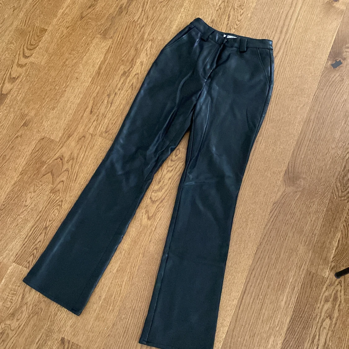 Svarta bootcut byxor i skinn från NA-KD