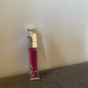 Dior Addict Lip Maximizer 006 - Säljer en Dior Addict Lip Maximizer i färgen 006, knappt använd då jag fått denna i present och jag inte gillar att använda lip plumpers. Knappt använd och när jag använt den har jag inte rört den vid mina läppar, bara använt fingrar, har gärna av er vid intresse🙂🙂möts gärna upp och tar endast emot kontanter då jag inte kan ta emot Swish för tillfället