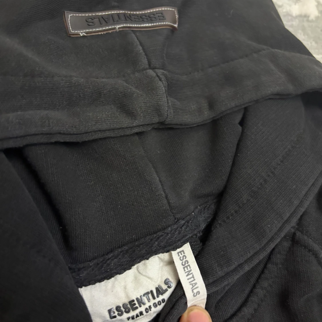 Svart Essentials hoodie med huva - 1