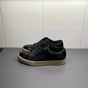 Lanvin skor - Säljer lanvins i storlek 41/uk7 (passar 42) skorna är i bra skick och kommer med dustbag.