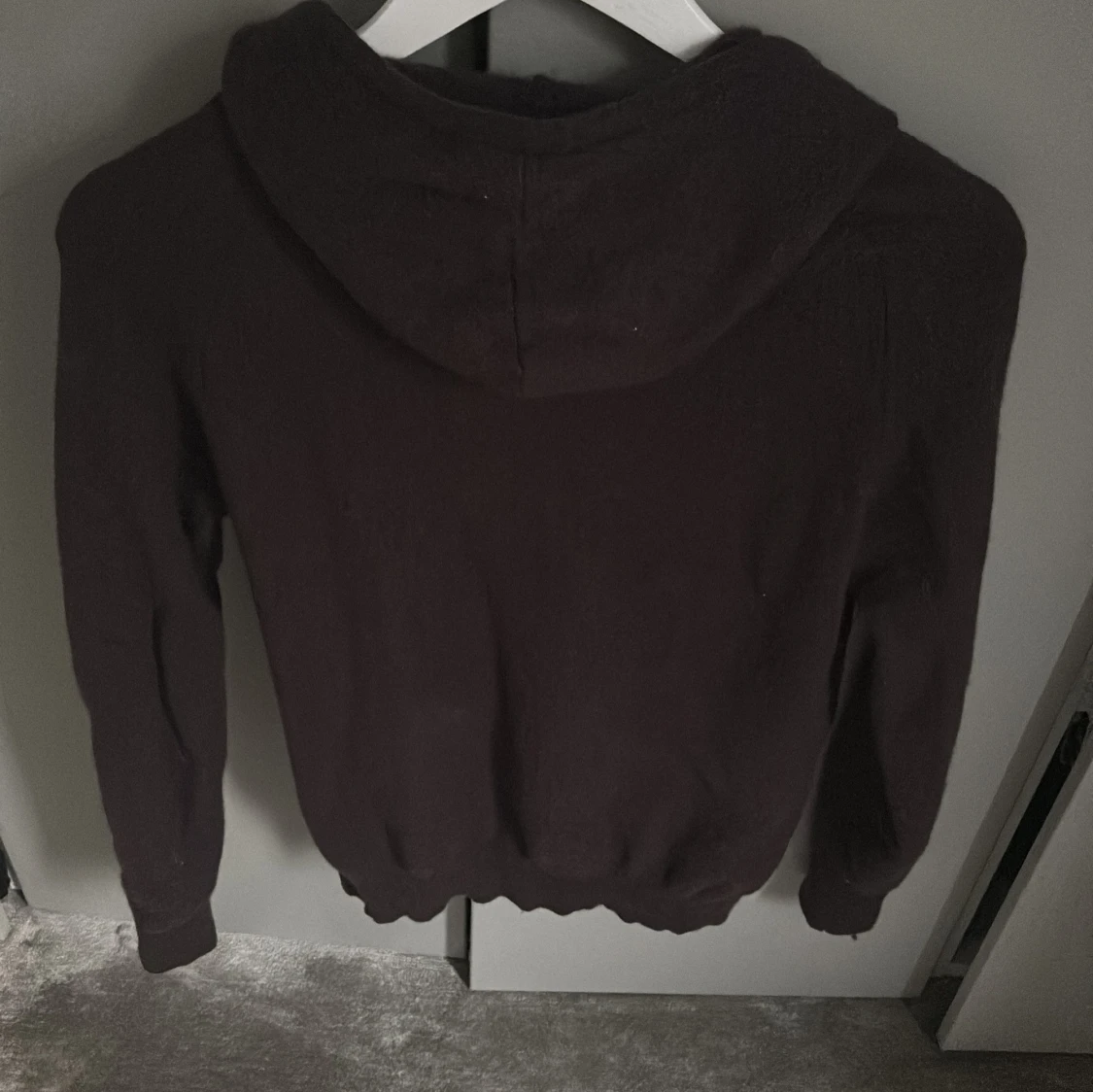 Mörkbrun hoodie från Tiger of Sweden - 1