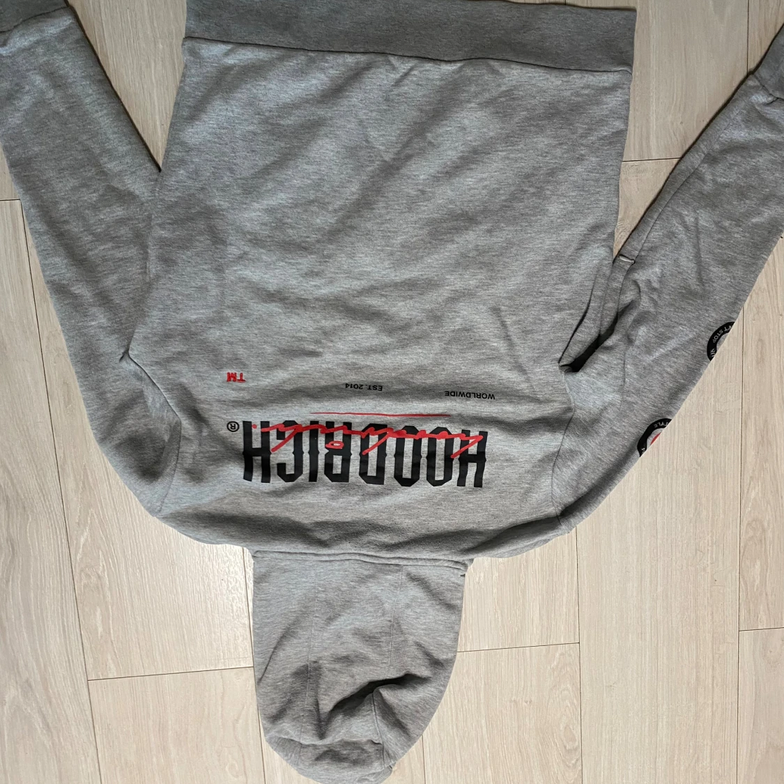 Grå hoodie från Hoodrich med tryck - 1