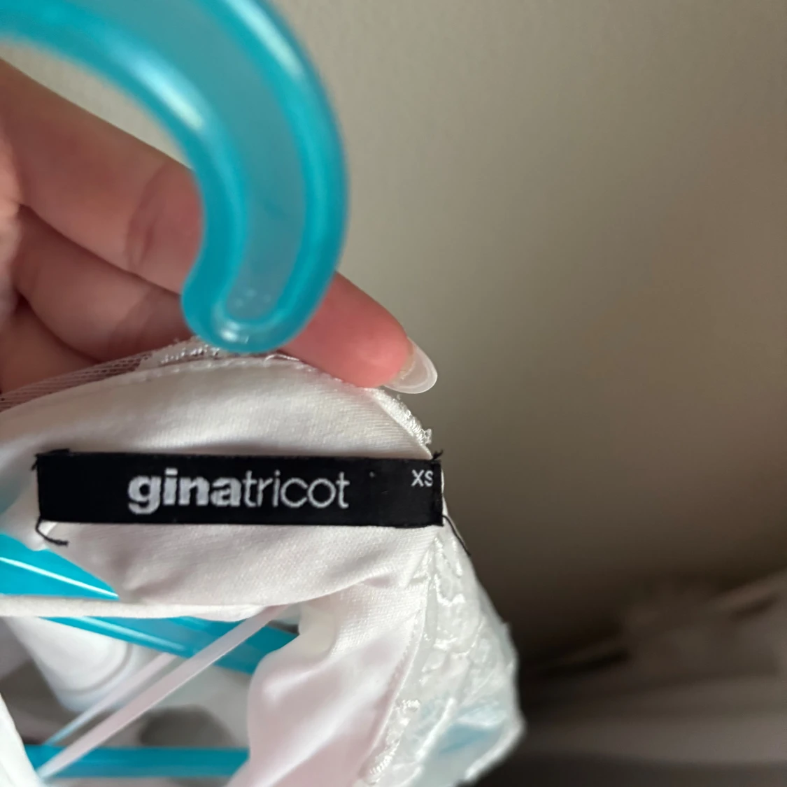 Vit spetsklänning från Gina Tricot - 3