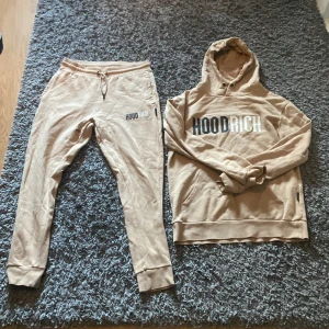 Beige Hoodrich dress storlek M - Säljer en Hoodrich dress beige, Hoodien är riktigt fresh har använts 2-3 gånger har inga skråmor däremot så har byxorna ett litet hål vid låret annars riktigt fina.Ni kan köpa en av sakerna också det funkar utmärkt. Hör av er om ni vill köpa eller är intresserade 👍jag trycker in att den är i mycket bra skick men då är de mest tröjan👍 pris kan fortfarande diskuteras