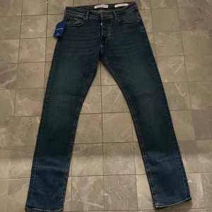 Jacob Choen  - Tja, säljer nu dessa helt nya jeans från märket Jacob Choen! Nypris ligger på runt 5 k. Det är en slim modell. Kontakta mig vid minsta fundering😃