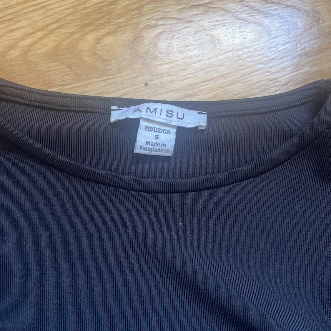 Svart topp med volangärmar från Amisu - 2