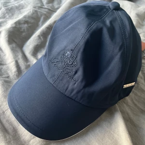 Loro Piana keps - Riktigt stilig Loro Piana baseboll keps för ett riktigt bra pris, funkar som vardagskeps men också riktigt bra till träning. Helt oanvänd med lapp kvar