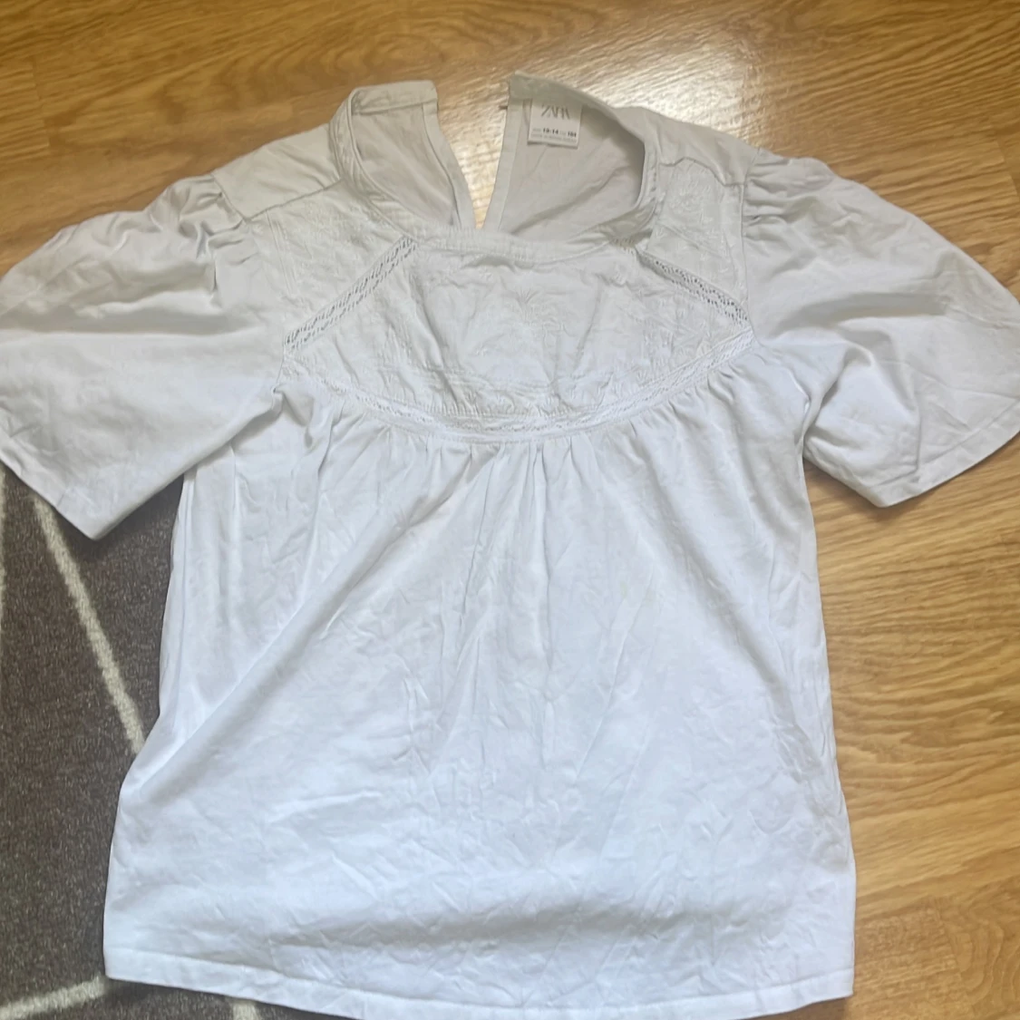 Vit broderad blus från Zara