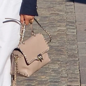 Varning!! - Om ni ser en liknande väska ifrån valentino säljas inom göteborgs området av en ung tjej köp ej!! Möjligt stöldgods då min moster blev av med den idag.