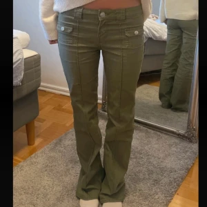 Gröna low waist jeans hm - Säljer dessa jeans från hm, helt slutsålda!! Endast använda en gång så superbra skick, storlek 38 men passar mig som ofta har 34,36 och är 167!💓💓 