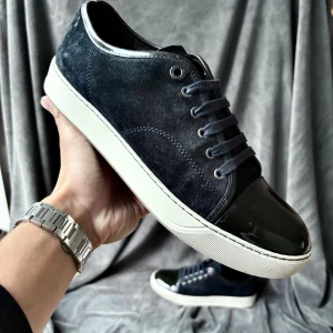 Lanvin skor - Lanvin skor | orginalstorlek uk7/41 men passar oftast upp mot 42,fråga om innermått vid osäkerhet | ingår: endast skorna | fraktar spårbart eller möts upp i Täby📍