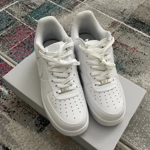 Airforce 1 vita - Säljer dessa helt nya airforce 1 i färgen vit för endast 499kr! Skriv till om ni är intresserade eller har några funderingar om skorna.