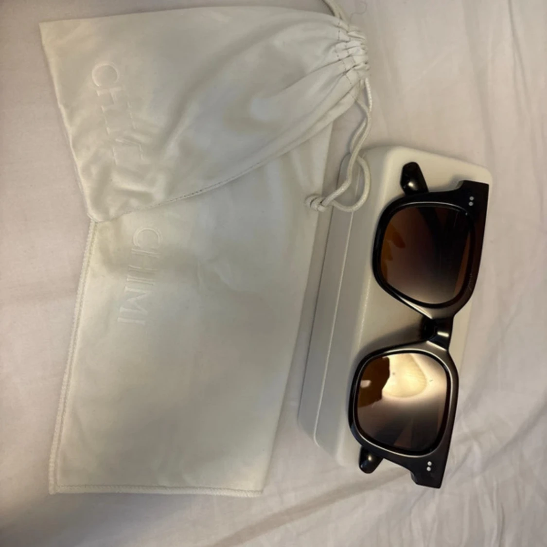 Svarta solglasögon CHIMI