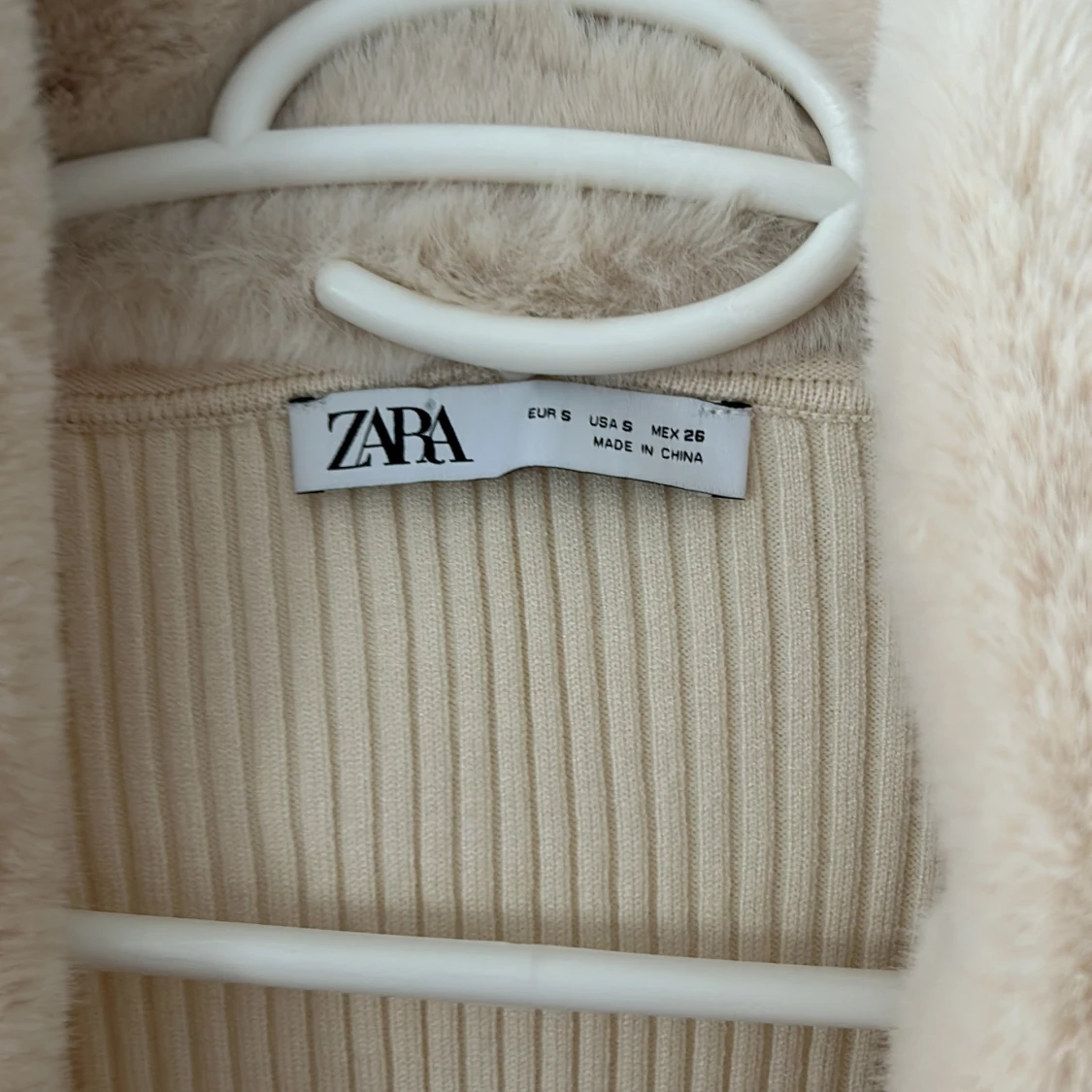 Beige ribbad tröja med fuskpäls från Zara - 1