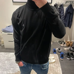 Svart polotröja från Ralph Lauren - Svart polotröja från Ralph Lauren. Nypris på denna är ca 1500kr, mitt pris 549kr. Modellen är 180cm och den sitter perfekt på. Hör av dig vid funderingar!