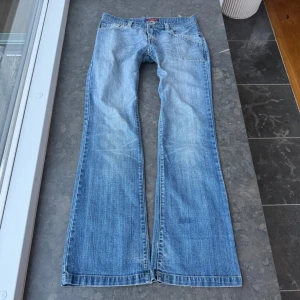Lågmidjade jeans  - Super snygga jeans som tyvärr inte passar mig och har därför ingen bild på. Midjemått tvärsöver är 39 och inerbens längden är 81cm💕