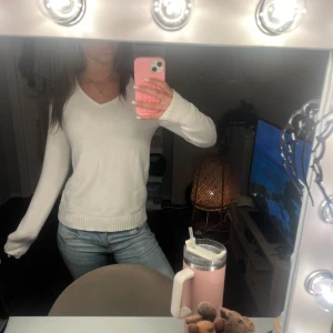 Vit v-ringad stickad tröja - Superfin vit stickad som är jättemysig för hösten!❣️❣️storlek Xs men passar S