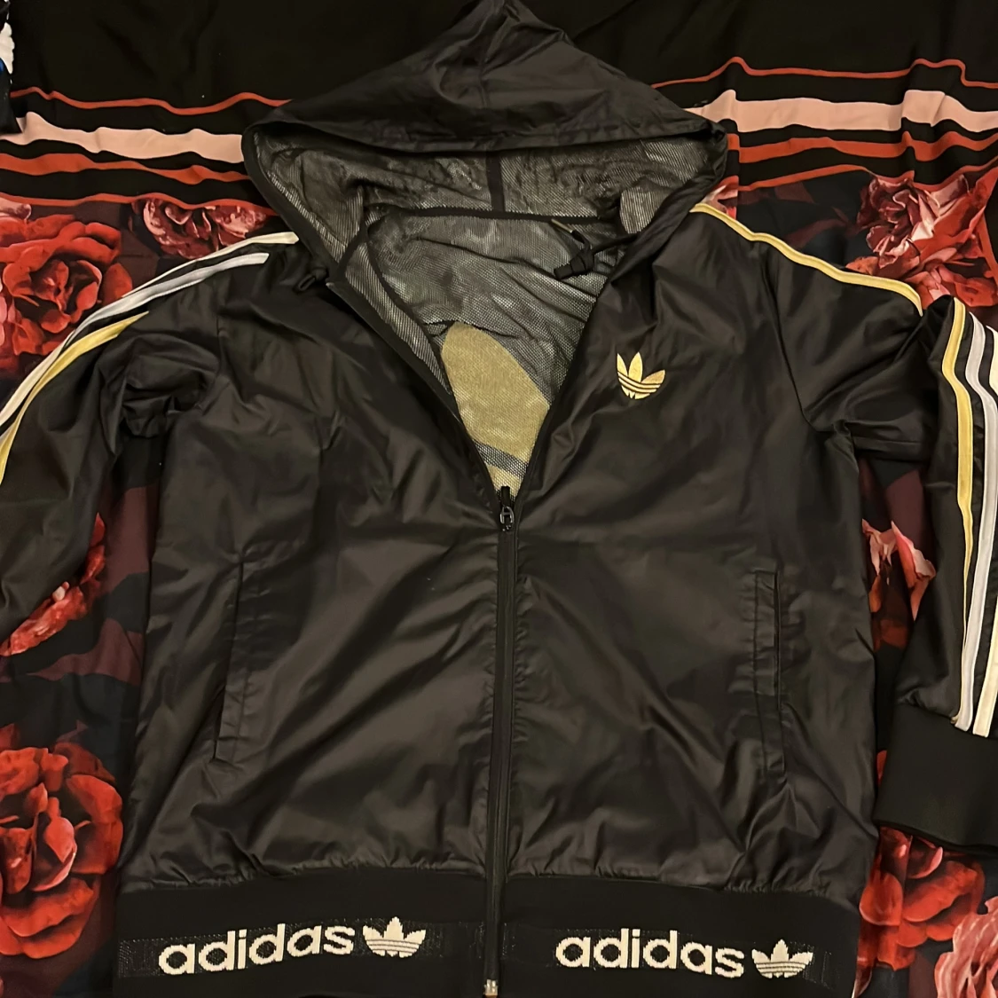 Svart Adidas vindjacka med huva S